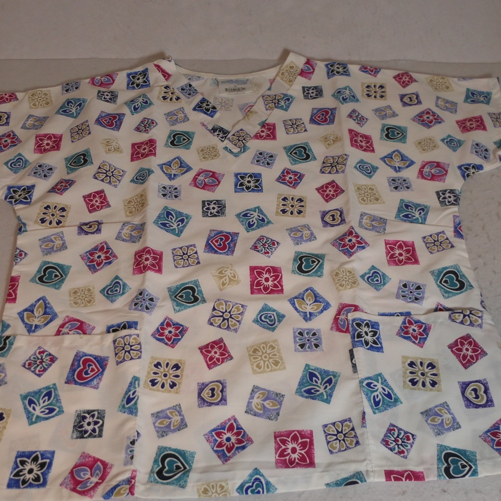 Fundamentals Women Scrub Top M White Multi Heart Flower Medical Nurse Workwear